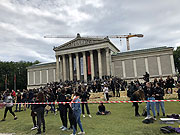 Demonstration „Silent Protest – Sag Nein zu Rassismus“  - am Anfang war noch viel Platz zwischen den Demonstranten auf dem Königsplatz oin München (©Fotpo: Martin Schmitz)